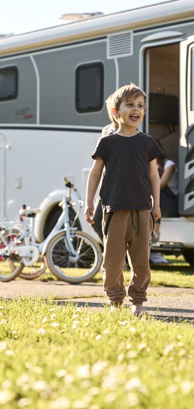 Binau, Odenwald, Baden-Württemberg, Deutschland
Familie mit Fahrrädern und Wohnmobil auf dem Campingplatz. 
Fortuna Camping, Binau, Odenwald, Baden-Württemberg, Deutschland