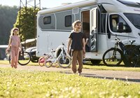 Binau, Odenwald, Baden-Württemberg, Deutschland
Familie mit Fahrrädern und Wohnmobil auf dem Campingplatz. 
Fortuna Camping, Binau, Odenwald, Baden-Württemberg, Deutschland | © Stefan Leitner