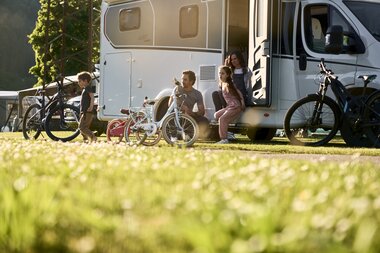 Binau, Odenwald, Baden-Württemberg, Deutschland
Familie mit Fahrrädern und Wohnmobil auf dem Campingplatz. 
Fortuna Camping, Binau, Odenwald, Baden-Württemberg, Deutschland | © Stefan Leitner
