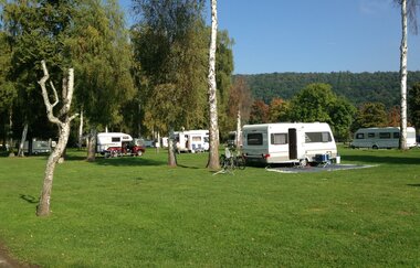 Azur Campingplatz in Wertheim bietet Stellplätze direkt am Main.