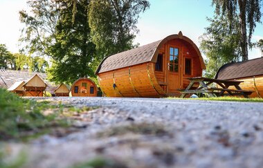 Die Holzfässer im Azur Camping Wertheim sind sehr beliebte Unterkünfte.