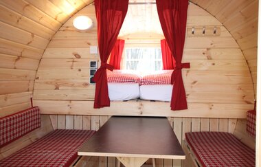 Holzfässer im Azur Camping Wertheim sind innen gemütlich ausgestattet.