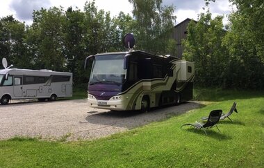 Stellplatz mit Wohnmobil und Liegewiese