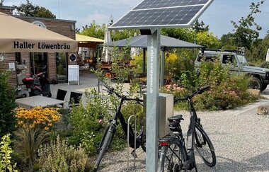 E-Bikes laden an der Akkustation