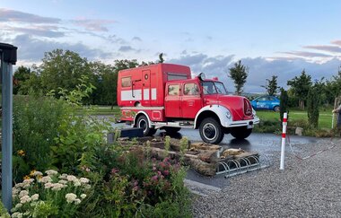 Umgebautes Feuerwehrauto als Wohnmobil