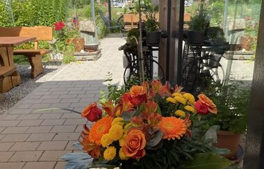 Ansicht des Biergartens mit Blumenstrauß