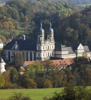 Die Klosteranlage von außen mit ihren charakteristischen Kirchtürmen