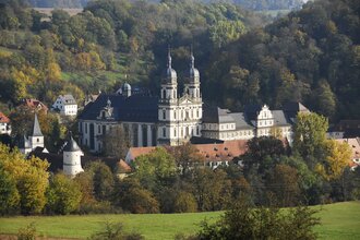 Die Klosteranlage von außen mit ihren charakteristischen Kirchtürmen