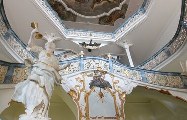 Das barocke Treppenhaus im Kloster Schöntal mit schönen Skulpturen und Fresken