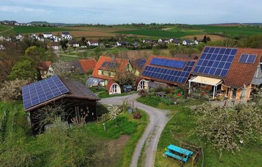 Der Hof von oben mit den Campingpodes und der Tenne