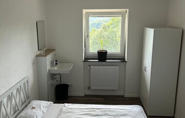 Café Schlossblick in Kirchberg: Gästezimmer mit Waschbecken