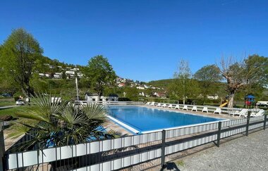 Blick auf ein Freibach mit Liegen. Um das Freibad stehen Bäume. Neckarzimmern im Odenwald.
