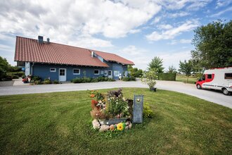 Blick auf den Eingangsbereich vom Campingparadies Franken.