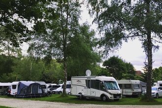 Blick auf den unter großen Bäumen liegenden Campingplatz Tauberromantik in Rothenburg o.d.T.