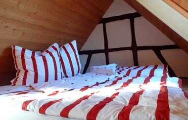 Das zweite Schlafzimmer mit Doppelbett unter der Dachschräge