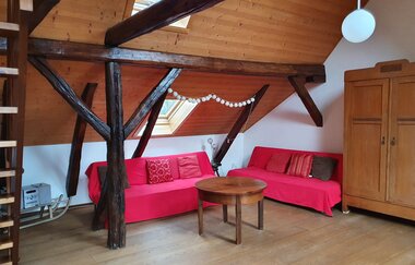 Sofacke im Dachgeschoss mit Holzbalken