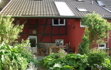 Die überdachte Terrasse befindet sich im Erdgeschoss im Garten