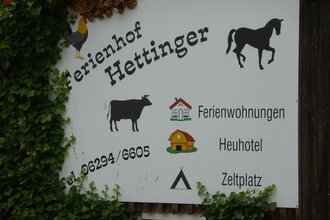 Schild beim Ferienhof Hettinger