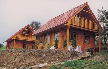 Die zwei Blockhäuser sind aus Holz gebaut und stehen nebeneinander