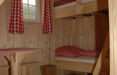 In den Radlerkojen steht ein Doppelbett und eine Sitzmöglichkeit