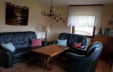 Wohnzimmer mit Sofa und Sesseln
