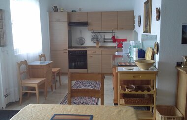 Die Küchenzeile umfasst einen Backofen, Mikrowelle und eine Spülmaschine.