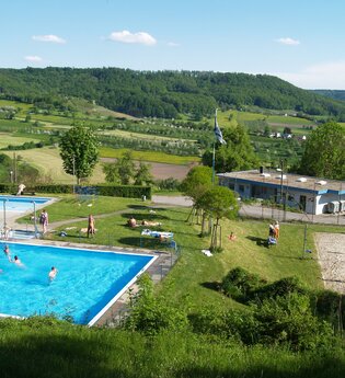 Der Campingplatz verfügt über einen Pool und einen Spielplatz