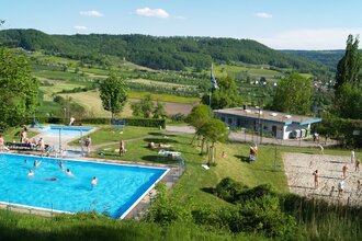 Der Campingplatz verfügt über einen Pool und einen Spielplatz
