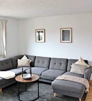 Einladendes großes Sofa