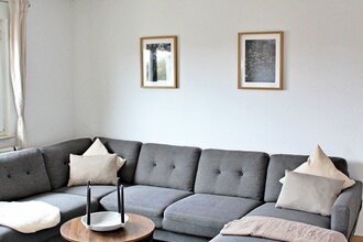 Einladendes großes Sofa