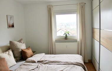 Ein schickes Doppelbett lädt zum Schlafen ein