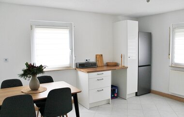Esstisch mit Sesseln im Wohn-Essbereich