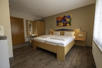 Holzbett für zwei