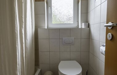 Dusche und WC im Badezimmer