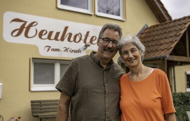 Das Betreiberpaar vor ihrem Gästehaus