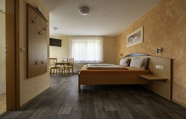 Zimmer mit Doppelbett und Garderobe