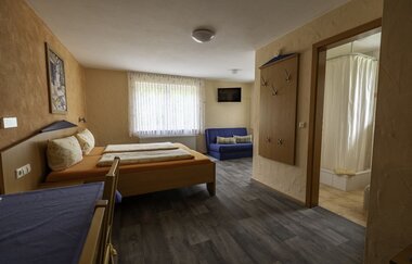 Doppelzimmer mit Schreibtisch und Couch