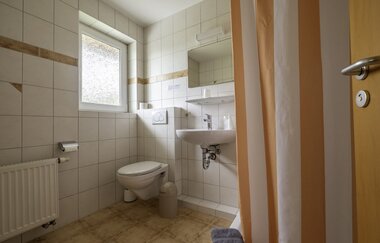Dusche und WC in einem der Gästezimmer