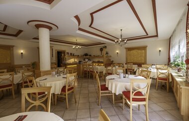 Frühstücksraum mit Tischen und Stühlen