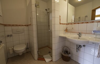 Badezimmer mit Dusche und WC