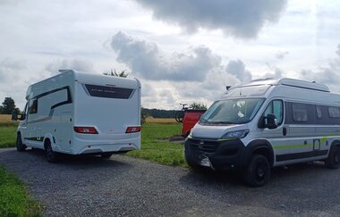 Zwei Reisemobile auf dem Platz