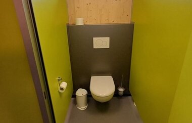 Auf dem Platz stehen Reisemobile und Pkw