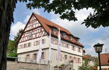 Außenansicht mit Fachwerk