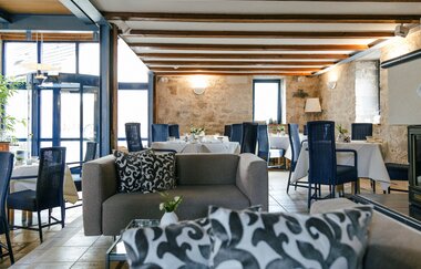 Kaminzimmer mit gemütlichen Sofas und Tischen