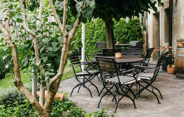 Garten mit Sitzmöglichkeit und Sonnenschirm