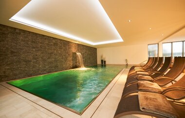 Hotel Schloss Döttingen in Braunsbach-Döttingen: Innenpool