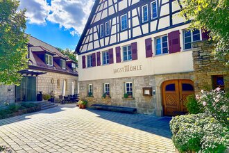 Außenansicht der Jagstmühle mit schönem Fachwerk