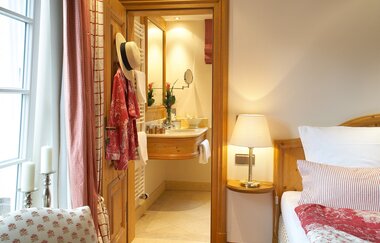 Bett und Badezimmer in der Jagstmühle