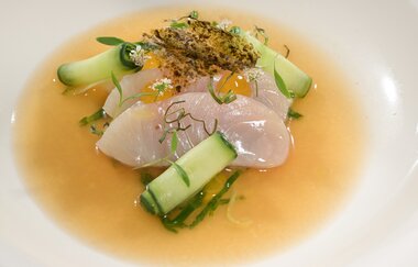 Tellergericht mit Makrele und Dashi