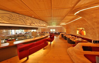 In der Tenne gibt es eine Bar und Tische mit Stühlen
